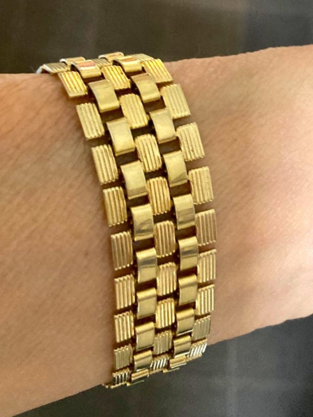 Vintage Sarah Coventry bracelet of textured and smooth links
